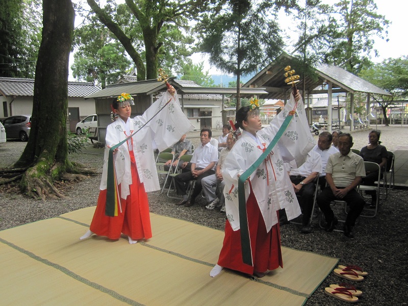 例祭を御祝いし「浦安の舞」を奉納する舞姫