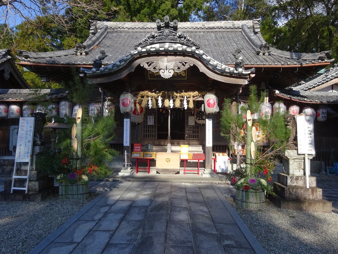 提灯、門松で飾られた尾鷲神社