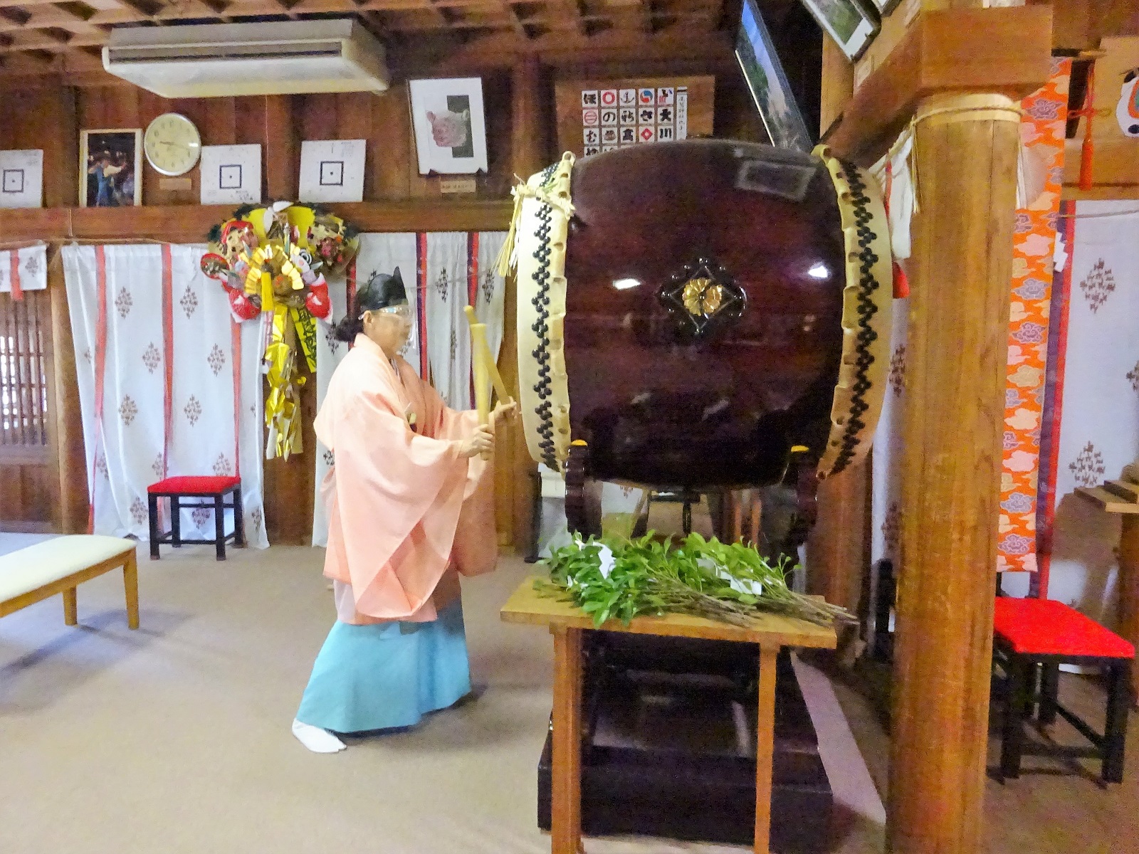 神徳太鼓の大祓を奉仕する神職